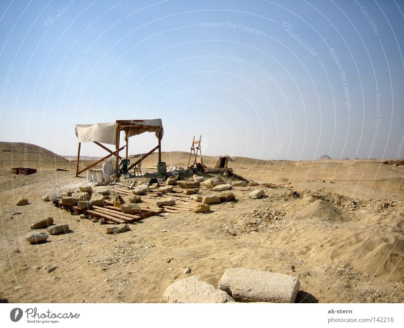 hinter der Pyramide Wüste Himmel Sand Haus Hütte Stein Häusliches Leben Arbeiter Pause Sonnensegel Wetterschutz Säule Restauration verfallen Afrika