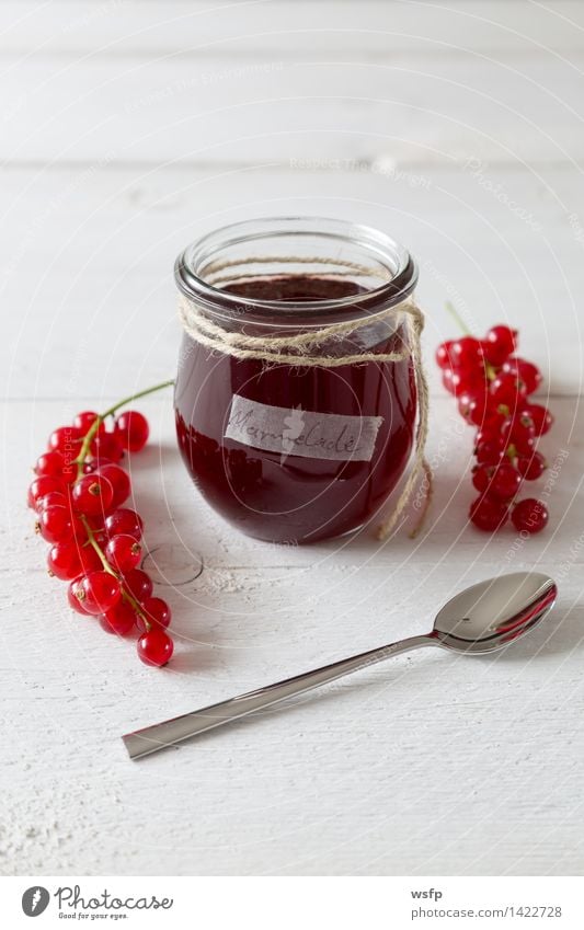 Johannisbeermarmelade in einem Einmachglas Marmelade Frühstück Vegetarische Ernährung Diät Löffel Schnur frisch lecker rot Johannisbeerkonfitüre Johannisbeeren