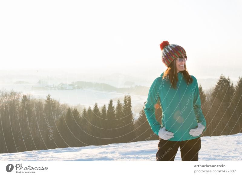 Frau im Winter Freude Tourismus Ausflug Schnee Winterurlaub wandern Wintersport Mensch feminin Junge Frau Jugendliche Erwachsene Leben 1 30-45 Jahre Natur