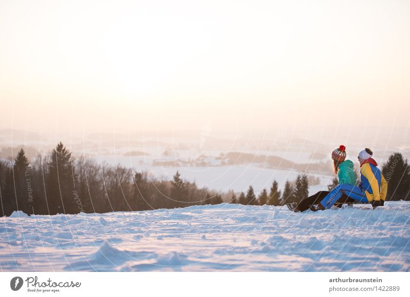 Junges Paar am Schlitten Freude sportlich Freizeit & Hobby Ferien & Urlaub & Reisen Ausflug Winter Schnee Winterurlaub Wintersport Mensch maskulin feminin