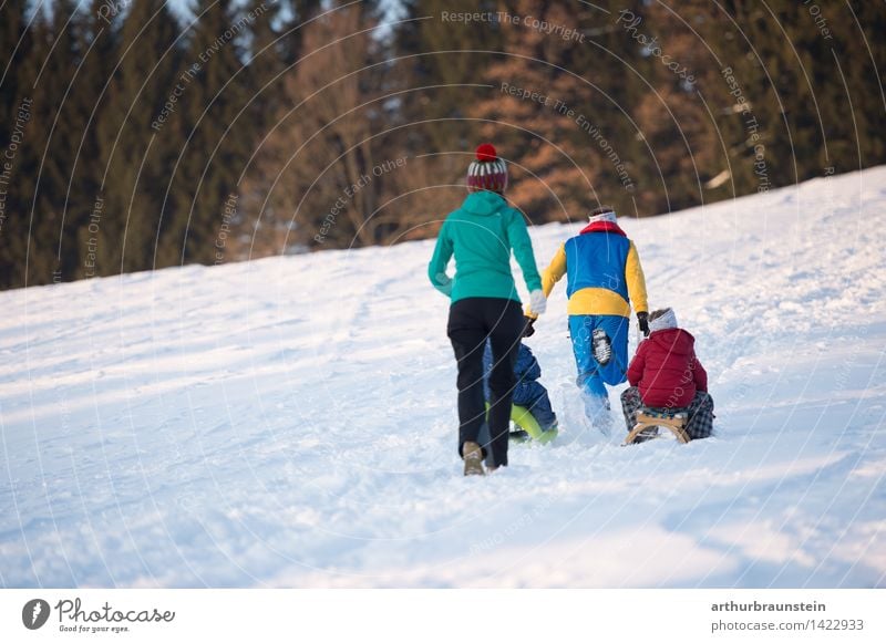 Familie im Winter Freude Freizeit & Hobby Tourismus Ausflug Schnee Winterurlaub Mensch maskulin feminin Kind Junge Junge Frau Jugendliche Junger Mann Eltern