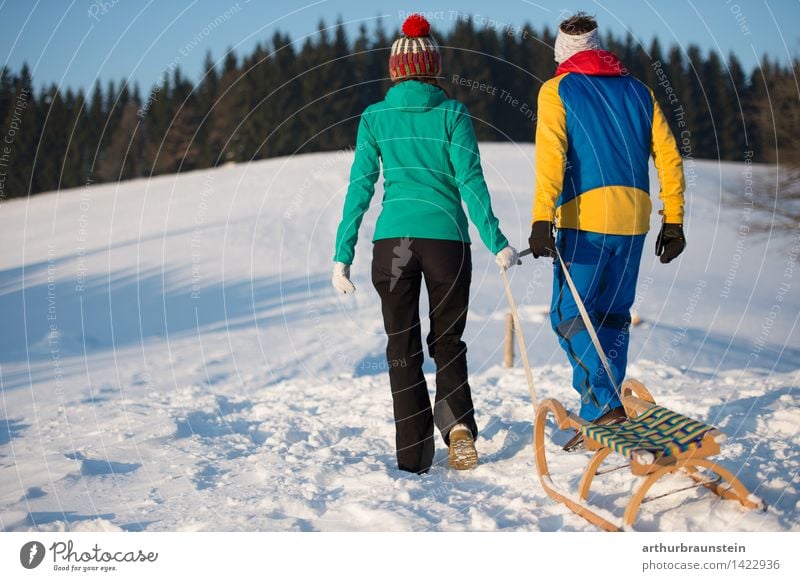 Junges Paar mit Schlitten Freizeit & Hobby Tourismus Ausflug Winter Schnee Winterurlaub Wintersport Mensch maskulin feminin Junge Frau Jugendliche Junger Mann