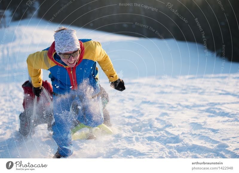 Junger Vater zieht Schlitten sportlich Freizeit & Hobby Ferien & Urlaub & Reisen Tourismus Ausflug Winter Schnee Winterurlaub Wintersport Bob Skipiste Mensch