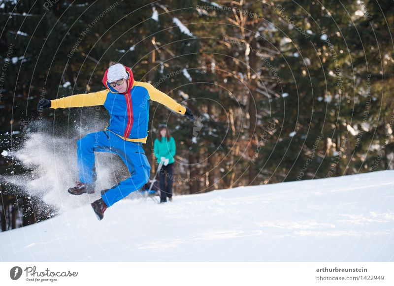 Junger Mann hat Spaß im Schnee Freude Tourismus Ausflug Winter Winterurlaub wandern Wintersport Mensch maskulin feminin Junge Frau Jugendliche Freundschaft Paar