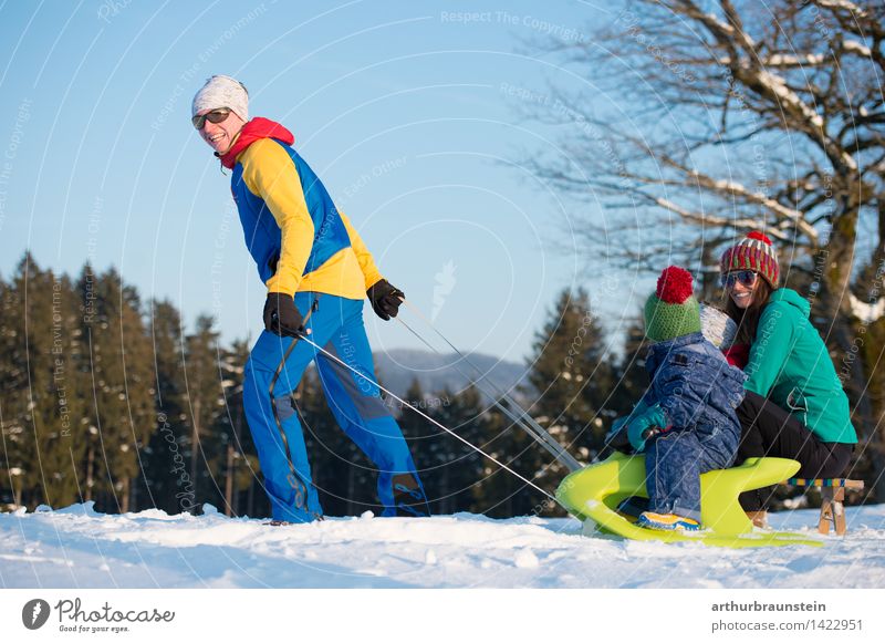 Familie im Winter Freude sportlich Tourismus Ausflug Schnee Winterurlaub Schlitten Mensch maskulin feminin Kind Junge Frau Jugendliche Junger Mann Eltern