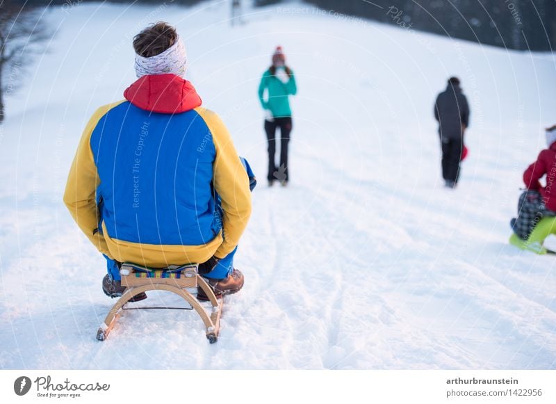 Junge Familie beim Schlittenfahren Freude Freizeit & Hobby Ferien & Urlaub & Reisen Tourismus Ausflug Winter Winterurlaub Wintersport Mensch maskulin feminin