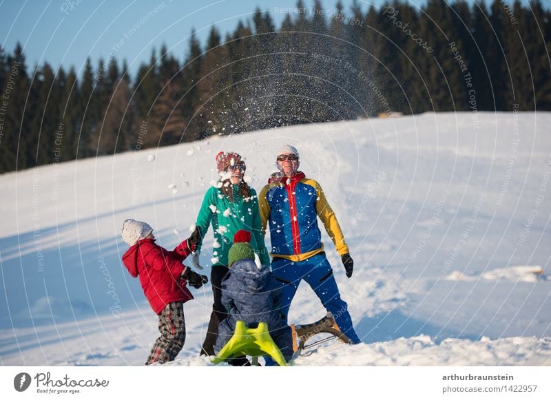 Familie hat Spaß im Schnee Freude Ferien & Urlaub & Reisen Tourismus Ausflug Winter Winterurlaub Wintersport Mensch maskulin feminin Junge Junge Frau