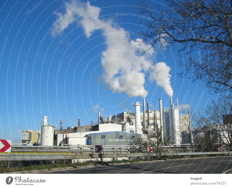 Fabrik im Herbst Leitplanke Industrie Isover Blauer Himmel Schornstein Rauch