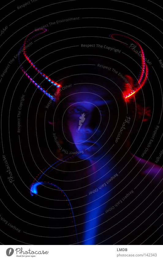 kein Teufel auf meiner Schulter Hölle Fegefeuer böse schwarz Nacht dunkel rot Sünde Folter Porträt Selbstinszenierung Langzeitbelichtung träumen Traumwelt