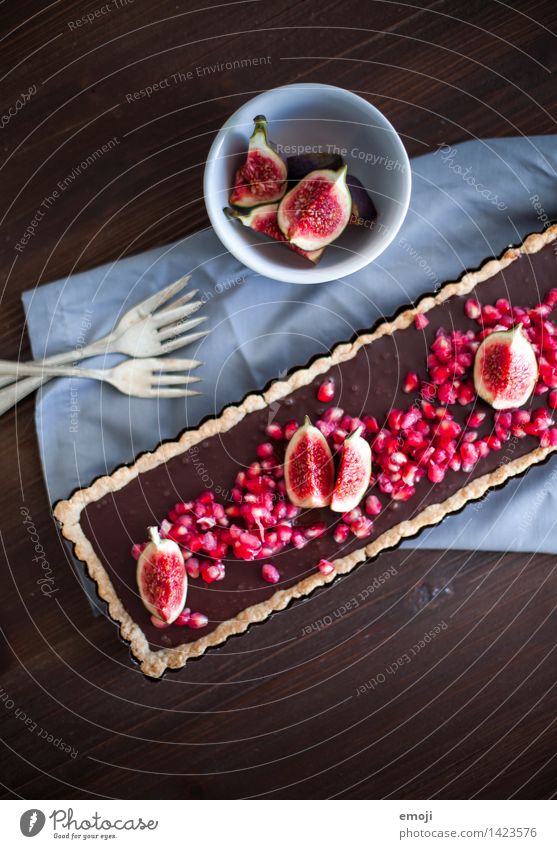 Schokotarte Frucht Kuchen Dessert Süßwaren Schokolade Ernährung Slowfood lecker süß braun Kalorienreich Sünde Granatapfel Feige Farbfoto Innenaufnahme