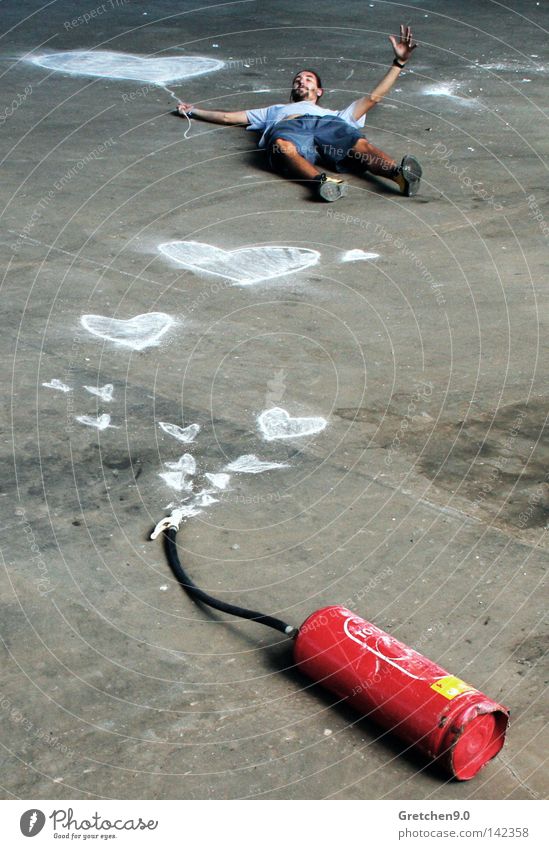 Feuer im Herzen Feuerlöscher rot löschen Liebe fliegen Stein Luftballon brennen frei Freiheit Schweben winken Freude lachen Applaus GAU weiß Kreide