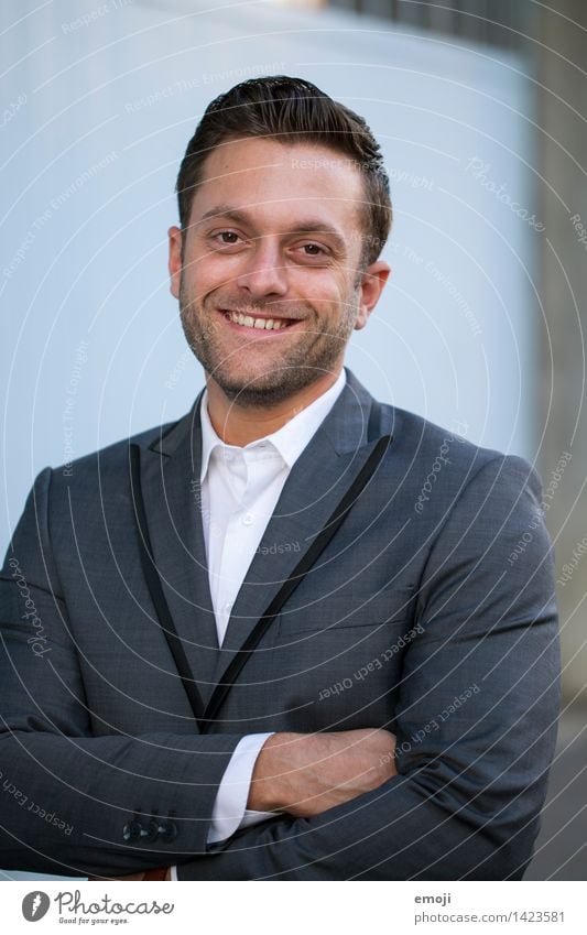 Business Portrait Mann lächelnd maskulin Junger Mann Jugendliche Erwachsene 1 Mensch 18-30 Jahre Anzug brünett kurzhaarig Freundlichkeit Fröhlichkeit Gesundheit