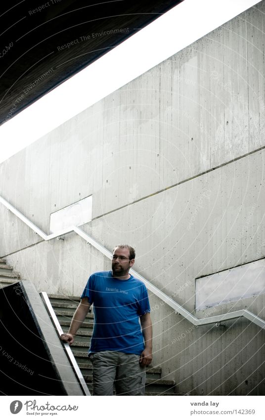 Bonjour tristesse Mann Unterführung Brücke Beton Coolness blau Hemd T-Shirt Treppengeländer Brille Bart Linie schön Tunnel Stadt bewegungslos unterirdisch