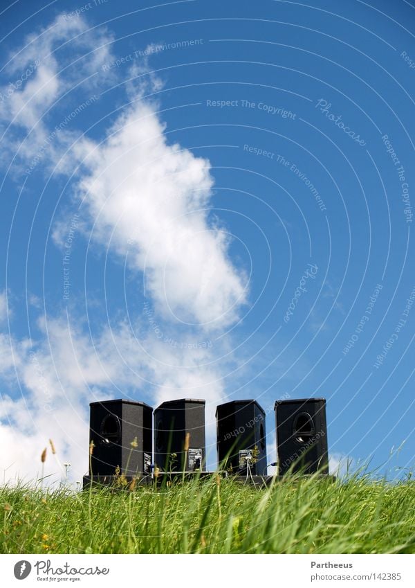 SoundNatures Lautsprecher Musik laut Wiese grün Himmel blau Schönes Wetter Blauer Himmel Wolken Tanzen Tanzveranstaltung Gefühle Schall Party Open Air Club