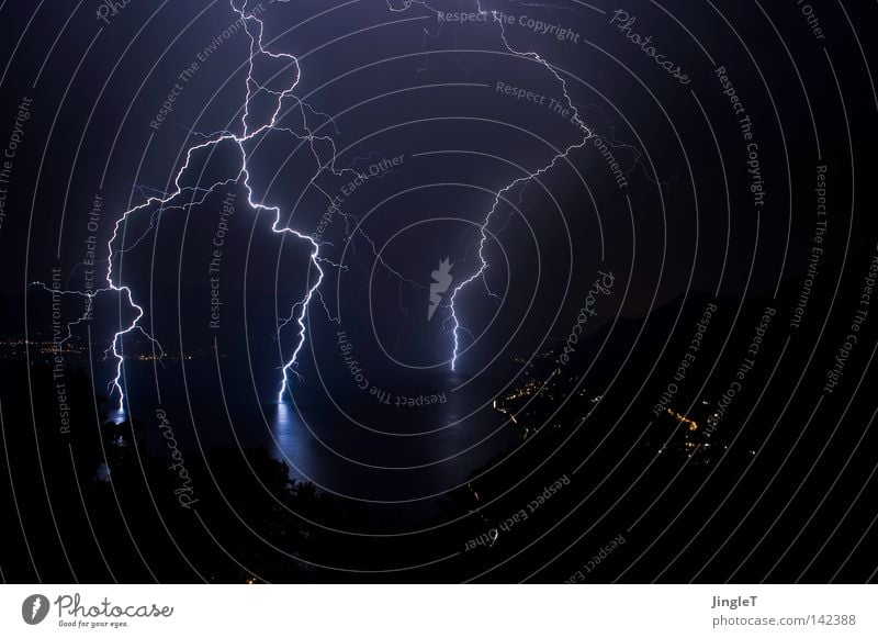 Stromadern Nacht dunkel trüb schlechtes Wetter Wolken entladen See Baum Bergdorf Dorf Blitze geblitzt Krach laut Naturgewalt einschlagen Licht Belichtung
