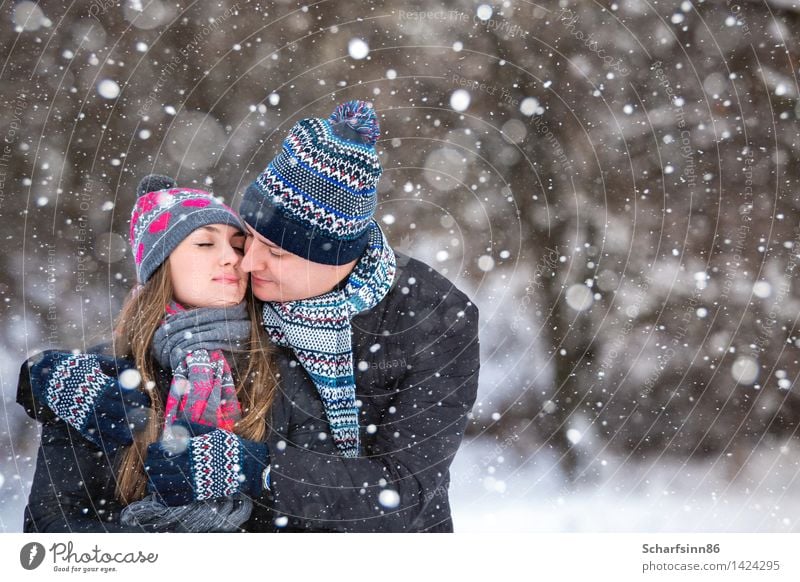 Liebespaar im Winter Park. Lifestyle Schnee Winterurlaub Berge u. Gebirge wandern Valentinstag maskulin feminin Frau Erwachsene Mann Jugendliche Körper 2 Mensch