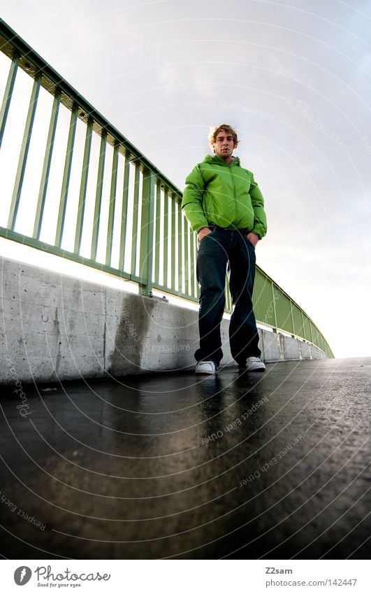 aus alten tagen stehen Leitersprosse grün Teer Beton glänzend dunkel Mann maskulin nass schlechtes Wetter Regenjacke grell Neonlicht Bauwerk Mensch Stil