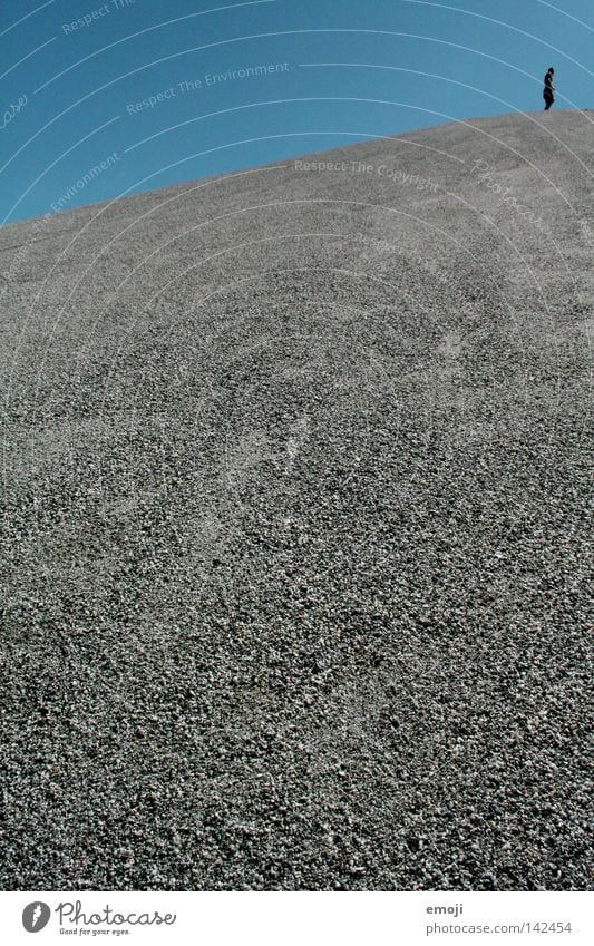 manchmal... Kies Kiesberg Hügel Kiesgrube Baggersee klein Fußspur schreiten gehen zyan Mann Einsamkeit Himmel Gegenlicht Mensch stehen Haufen Kieselsteine Stein