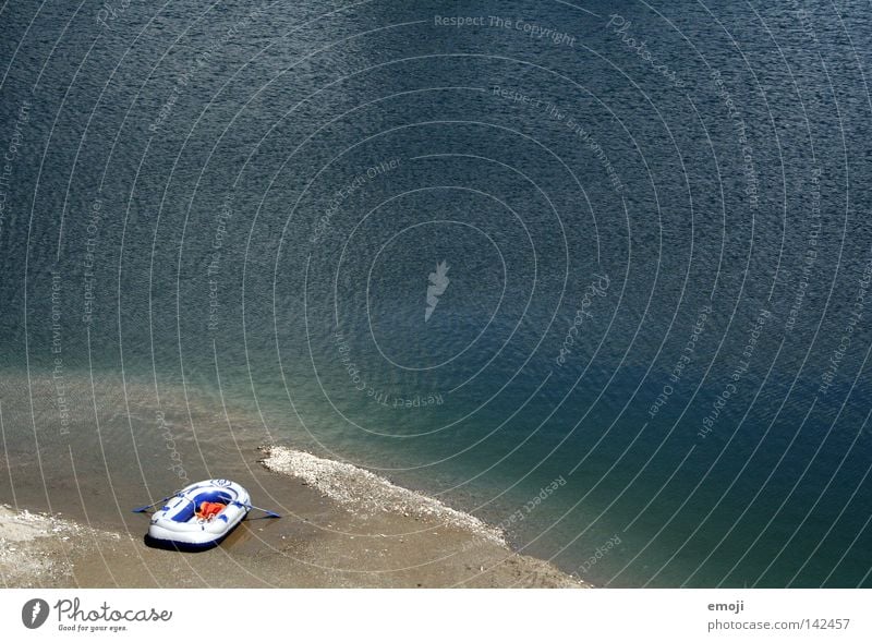 rudern Wasserfahrzeug klein Strand Kies Kieselsteine See Meer Ruderboot gestrandet Sommer Physik Ebbe Wellengang verloren Einsamkeit small Küste stranden boat