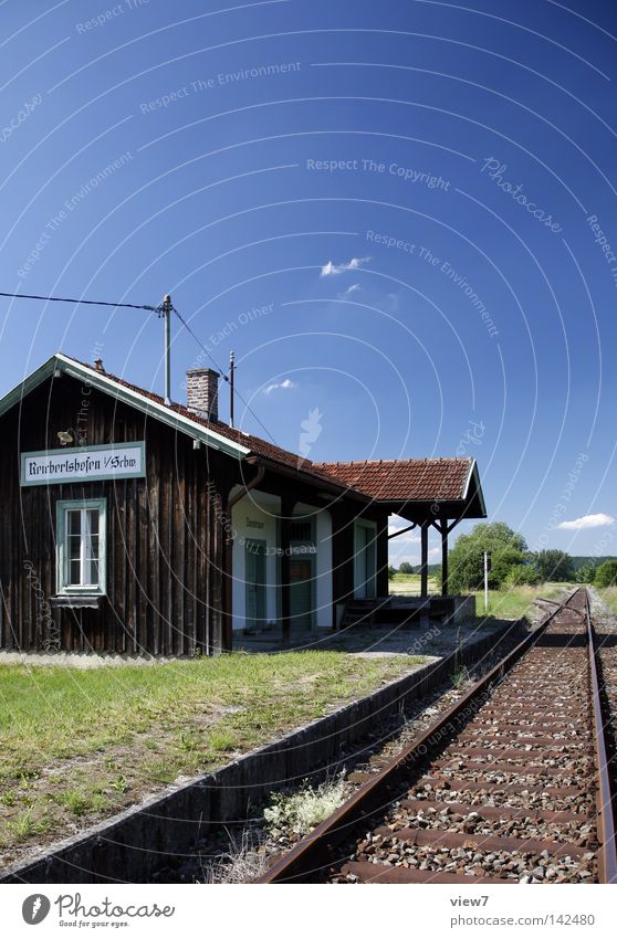 beschauliche Nebenbahn S-Bahn Eisenbahn Bahnhof Station Haltestelle Gleise Haus Hütte Holzhaus Thüringen Bayern Nebenstrecke Bahnsteig warten festhalten stoppen