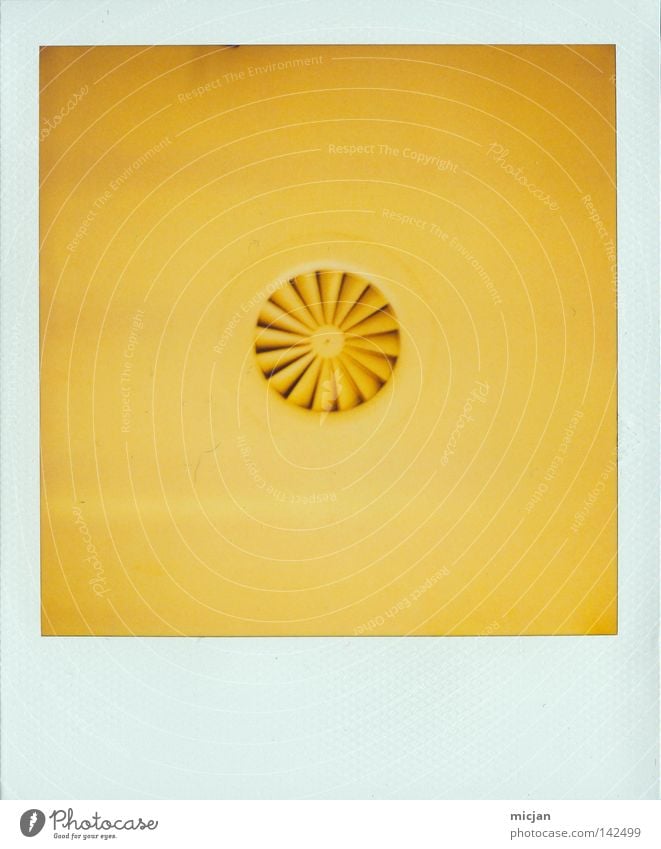 HH08.2 - Das Dings Fan Ventilator Decke gelb Polaroid Papier analog 600 Bilderrahmen Fotografie Farbe Farbstoff Farben und Lacke Fleck Punkt Kreis Lamelle rund