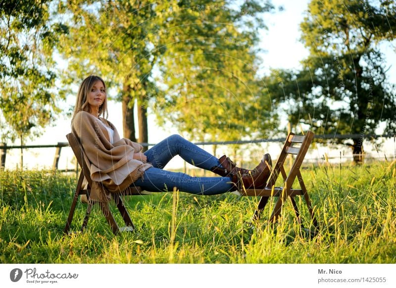 mädschen vom lande Lifestyle Erholung ruhig Sommer feminin 1 Mensch 18-30 Jahre Jugendliche Erwachsene Natur Baum Gras Wiese Mode Jeanshose Stiefel langhaarig