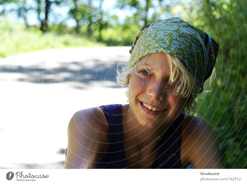 Verschnaufpause Mädchen Kopftuch Haare & Frisuren Nase Auge Zähne lachen Oberarm Wege & Pfade Baum atmen Erholung Pause warten anstrengen Fröhlichkeit schön