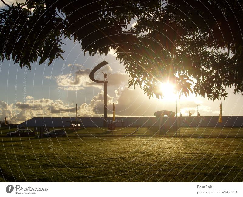 Monumento JK, Brasília Brasilien Abenddämmerung Sonnenuntergang Gegenlicht Wolken Baum Goldener Schnitt Wiese Rasen Schatten Wahrzeichen Denkmal Südamerika