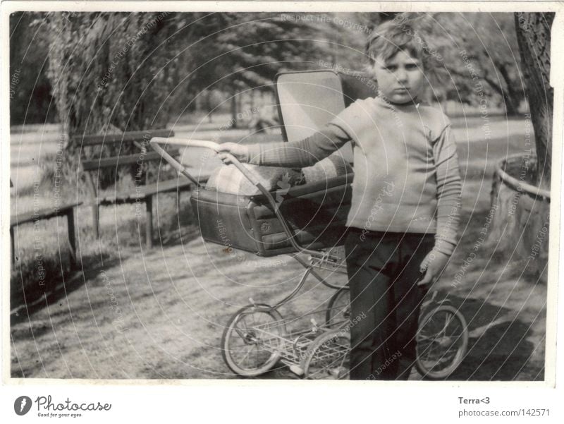 Papa in Bitterfeld Kind Junge dick rund Kinderwagen Park alt retro früher schwarz weiß Schwarzweißfoto Mensch Wonneproppen Puppenwagen Kindheit Übergewicht