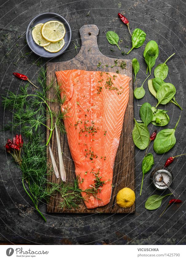 Lachsfilet auf rustikalem Schneidebrett mit frischen Zutaten Lebensmittel Fisch Gemüse Kräuter & Gewürze Ernährung Festessen Bioprodukte Vegetarische Ernährung