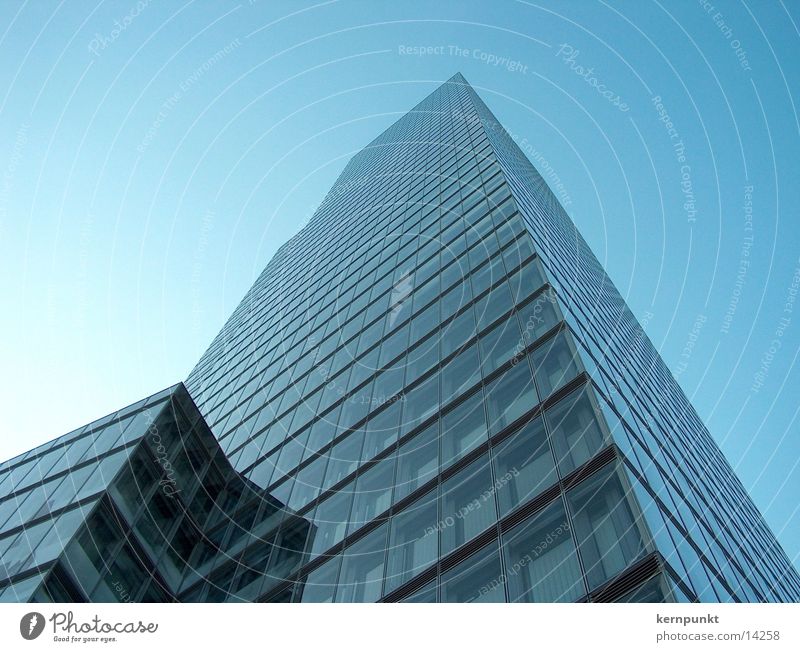 Hochhaus vor blauem Himmel Fassade Reflexion & Spiegelung Fenster Architektur Kölntower Glas