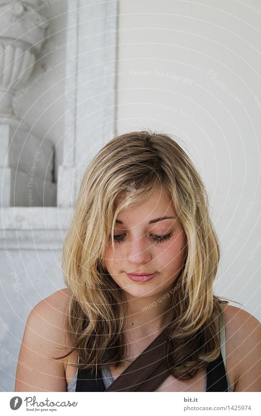 historisch | in allen vier Ecken.. Bildung lernen Schulhof Schüler Studium Student Junge Frau Jugendliche Kunst Skulptur Architektur Mauer Wand lesen schön