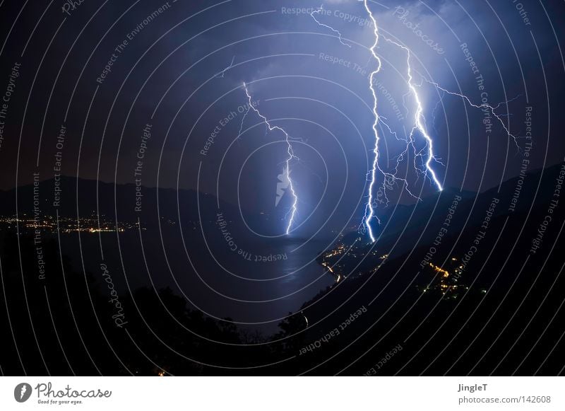 TripleFlash Gewitter Regen Nacht dunkel trüb schlechtes Wetter Wolken entladen See Berge u. Gebirge Wasser Baum Felsen Stein Bergdorf Dorf Blitze Donnern