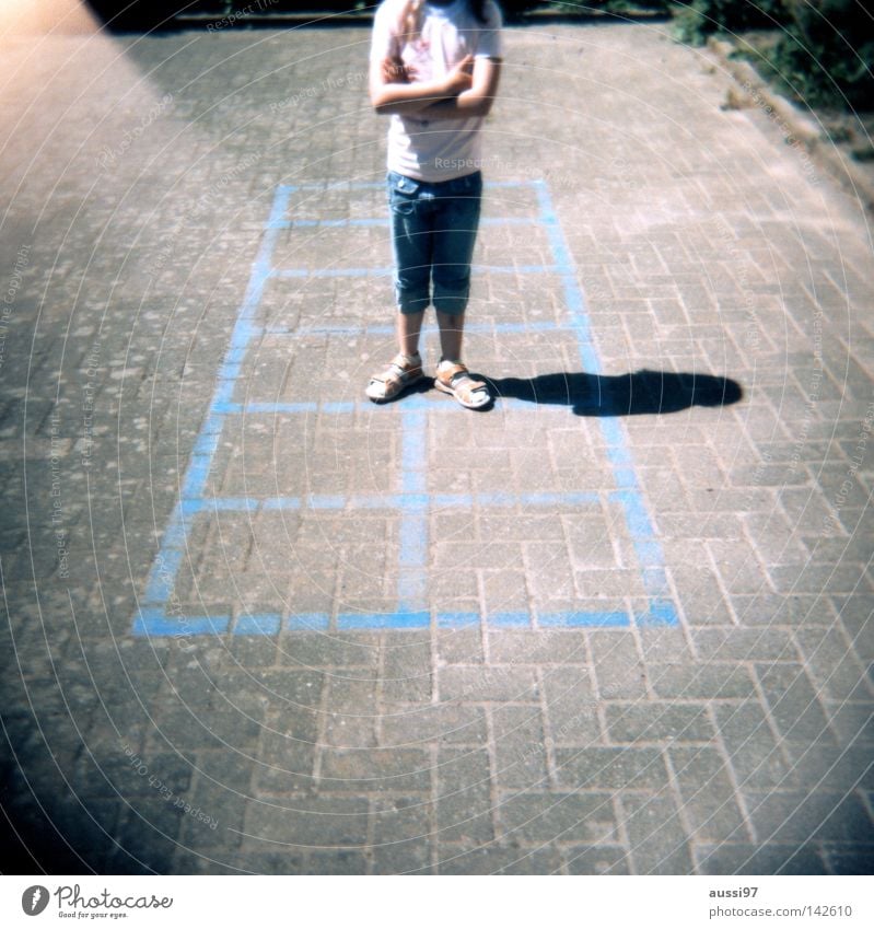 Keinen Bock Spielen Spielplatz Bewegung Spieltrieb Turnen Pause Holga Mittelformat Rollfilm analog Sommer Lichteinfall Lomografie Motorik Fuß Schulhof 120 6x6