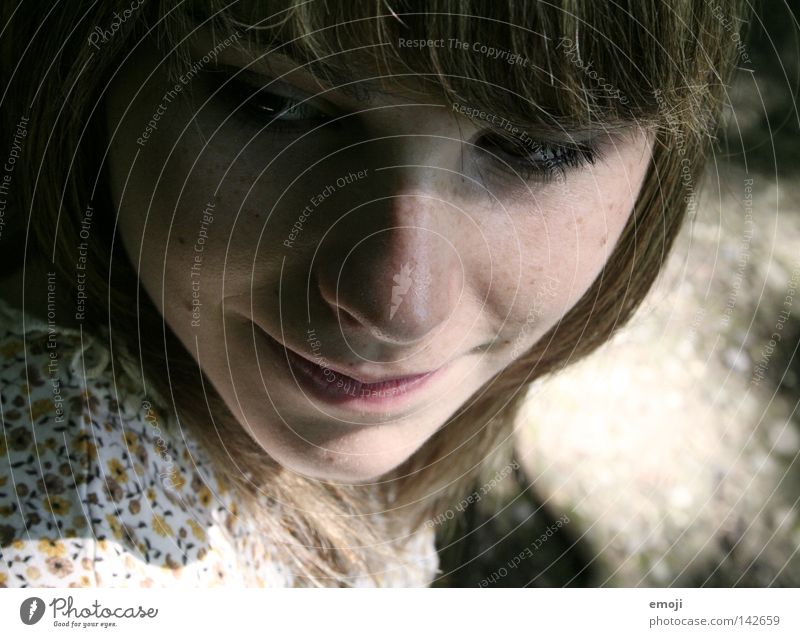 guck mal, Sommersprossen Denken Fröhlichkeit attraktiv Frau Vogelperspektive Porträt feminin Jugendliche schön Beautyfotografie rein Sonnenlicht springen