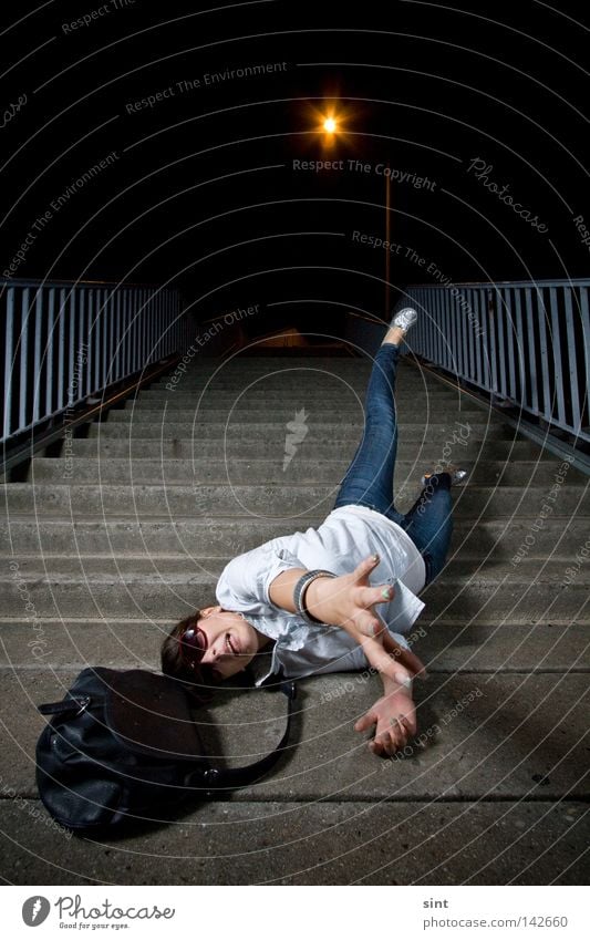 in a nacht without sonne Angst Panik Frau Sint mädchen nicht fallen sonnenbrille dunkel laterne Treppe Brücke Aufregung Sein schmerz schmerzen Handtasche