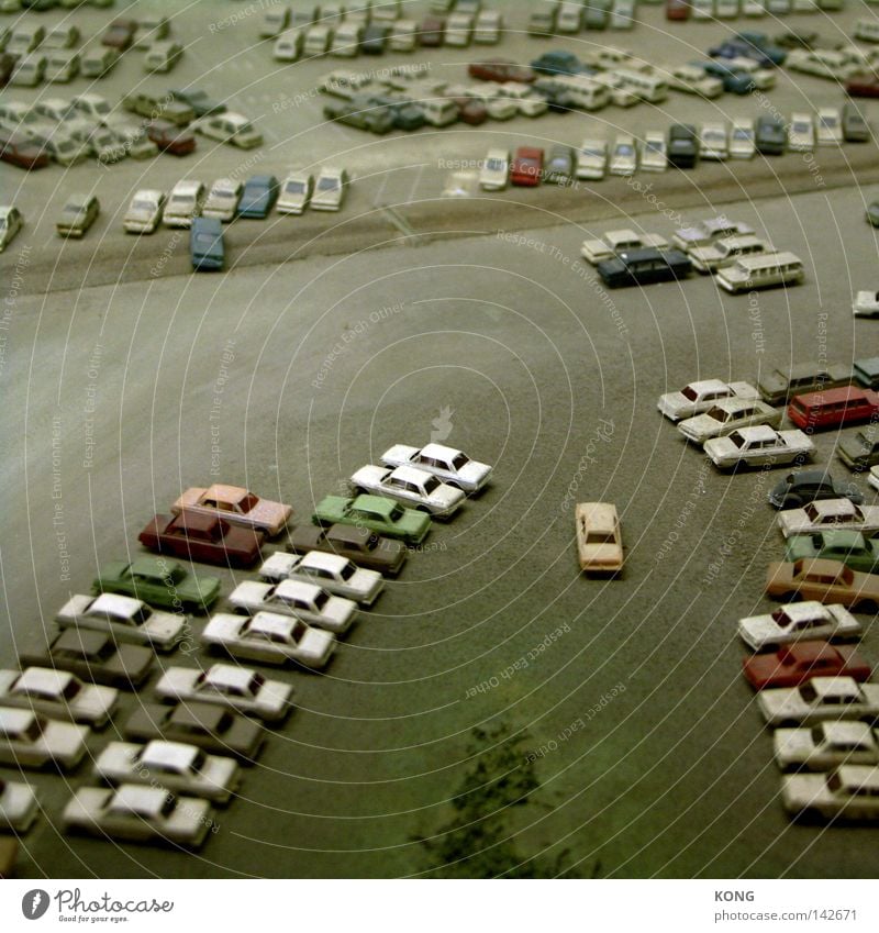 brave new world KFZ PKW Motor Straße Parkplatz parken Infrastruktur Verkehr Mobilität Fälschung falsch gestellt künstlich Spielzeug Modellbau Nachbildung