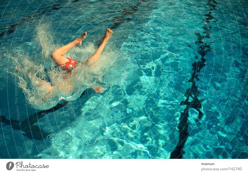 let's fetz... Drehung rückwärts Salto schwarz weiß türkis Luft Freizeit & Hobby Kick springen Jugendliche Mann Aktion Lebensfreude Sommer Schwimmbad Freibad