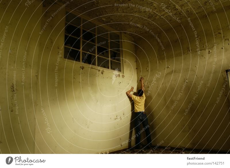 Break out Wand Mauer Fenster gefangen Sträfling Haftstrafe eingeschlossen biegen erobern Gefängniszelle Erdhöhle Flucht Einsamkeit Hand alt Angst Panik