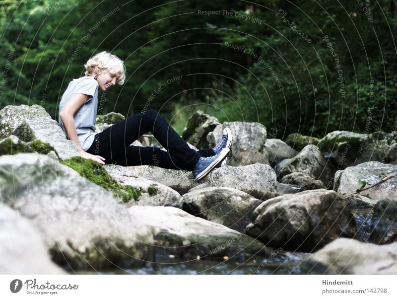 Gebirgsbachbetten sind unbequem. Mädchen Jugendliche Kind Stein Felsen Fluss Flußbett Wasser Baum grün grau Moos T-Shirt blond lachen Sommer