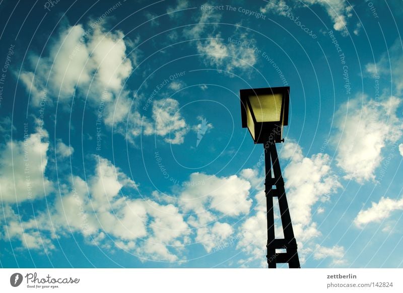 Nachtlicht Licht Abend Dämmerung Laterne Lampe Erkenntnis Himmel Altokumulus floccus Cirrus Schöneberg Detailaufnahme Dinge Abenddämmerung langenscheidtbrücke