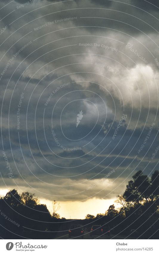 Wolkentunnel grau Autobahn Himmel Sonne Beleuchtung