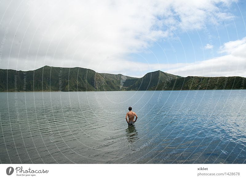 blauer See Mann nackt ruhig Einsamkeit Reflexion & Spiegelung grün Altwasser tief tauchen Schwimmen & Baden Berge u. Gebirge Natur Shorts zentral Rücken Wolken