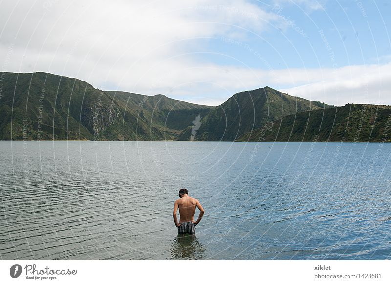 See Mann nackt ruhig Einsamkeit Reflexion & Spiegelung grün Altwasser tief tauchen Schwimmen & Baden Berge u. Gebirge Natur Shorts zentral Rücken Wolken