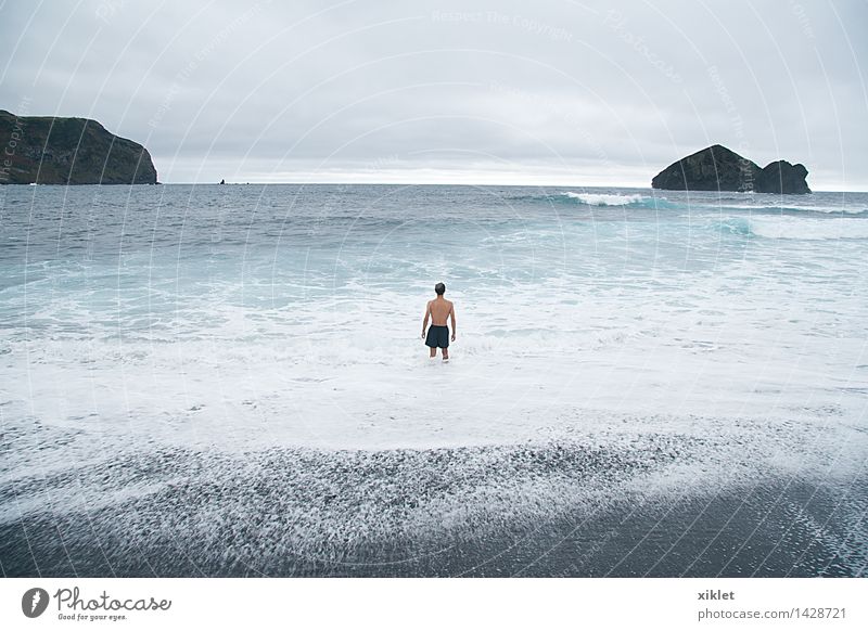 Schwarzer Sand Meer blau weiß schwarz schäumen Mann nackt Paradies träumen Surrealismus Wolken Herbst Himmel exotisch Felsen Wellen ertrinken Vorsicht