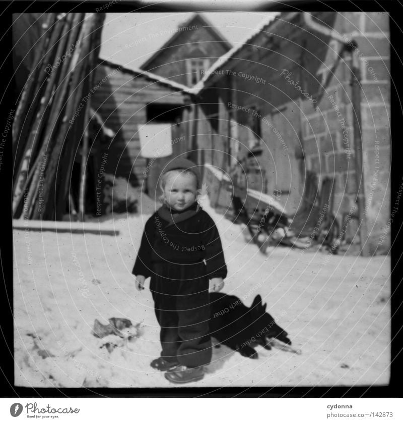 Fotoreisen in die Vergangenheit I negativ Mittelformat historisch Vorfahren Zeit Hund Winter Kind vergangen Erinnerung unschuldig finden Gefühle Fotografie