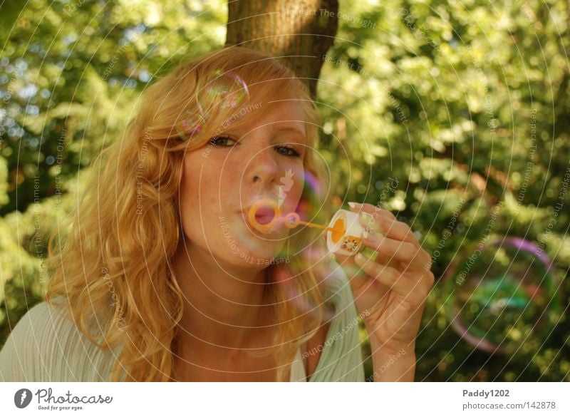 Seifenblasen schön Jugendliche unschuldig süß Unbeschwertheit Frau Wald grün Licht leicht schillernd Reflexion & Spiegelung Baum Hintergrundbild Blatt