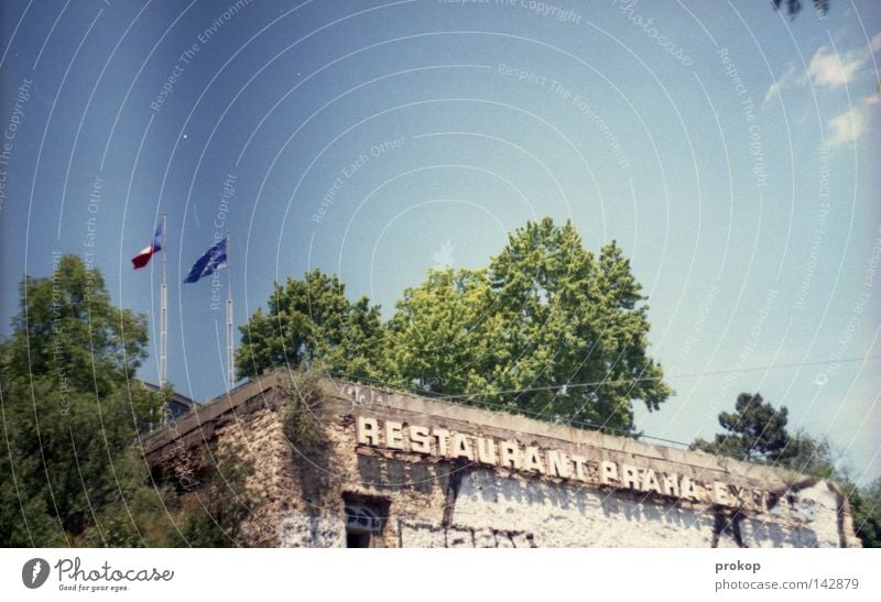 jdi dal, vole Hotel Prag Fahne Ruine alt Verfall Himmel Wolken Baum Sightseeing Tourismus Ferien & Urlaub & Reisen Tschechien analog Restaurant Gastronomie