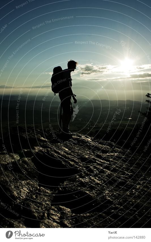 oben droben wandern Freeclimbing Eisklettern Klettern Bergsteigen Aussicht Gipfel Felsen Berge u. Gebirge Gegenlicht Sonne Sonnenuntergang Kontrast Himmel