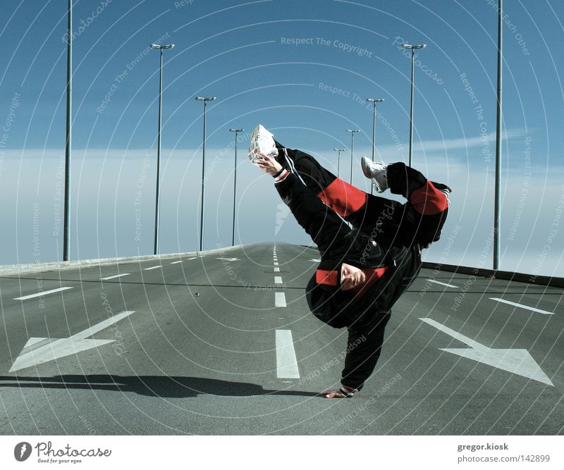 Ich kenne ein paar Tanzbewegungen. Tanzen Vertrauen Mann Pause blau Himmel Straße Zeichen weiß Wolken Pose super fliegen Freundlichkeit hell Zeug Anzug Hut